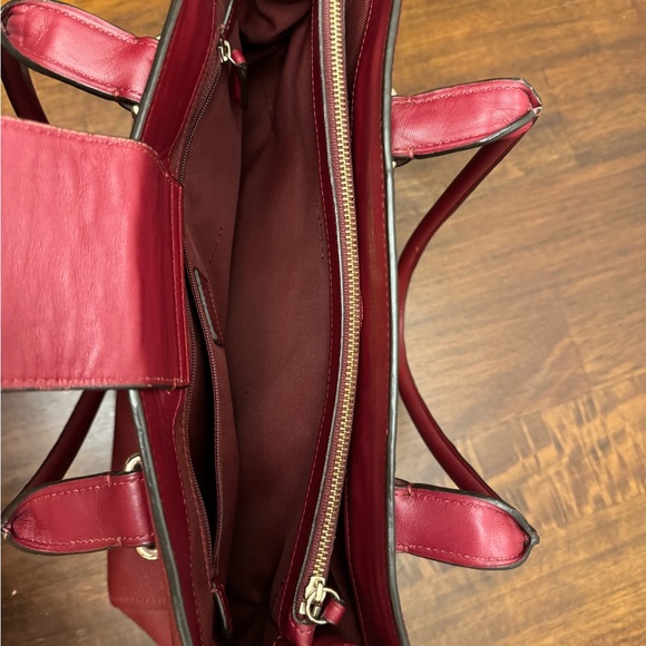 Dark red Coach bag

Used

Still has life to it

Send offers! - Picture 3 of 11